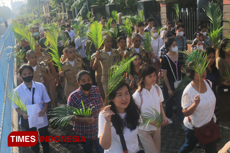 Umat Kristiani membawa daun palma memperingati perayaan Minggu Palma di Gereja Gembala yang Baik Surabaya. (FOTO: Zisti Shinta/TIMES Indonesia)