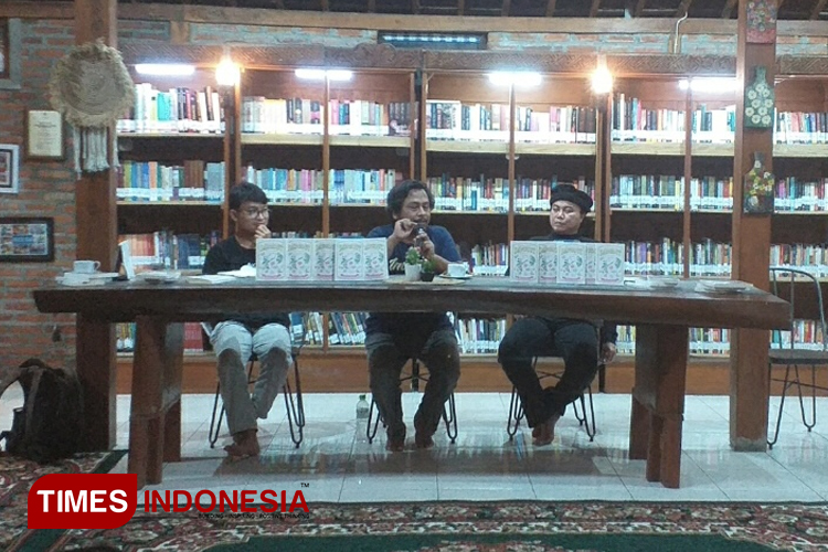 Suasana diskusi bedah buku karya Mahfud Ikhwan di Bait Kata Center Mojosongo, Diwek, Jombang, Sabtu (23/03/2024) malam. (FOTO: Rohmadi/TIMES Indonesia)