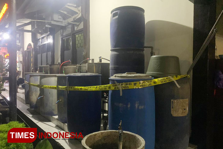 Polres Malang Bongkar Produksi Miras Oplosan, Pelaku Terancam 15 Tahun Penjara
