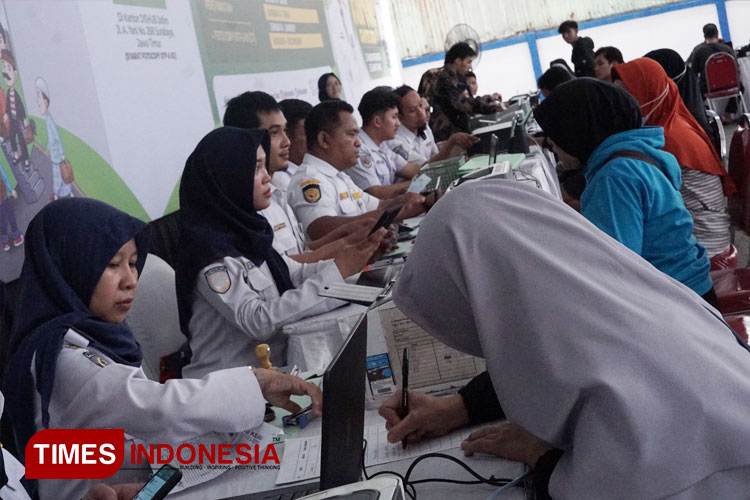 Warga mendaftar program mudik gratis Dishub Jatim. (FOTO: Zizti Shinta/TIMES Indonesia)