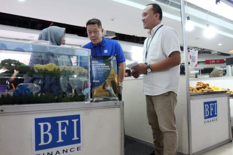 Area Manager BFI Finance Surabaya, Bambang Hartoyo meninjau stand produk UMKM dalam Pekan Raya BFI Finance di Atrium WTC Surabaya, Senin (25/3/2024).(Foto : Lely Yuana/TIMES Indonesia)