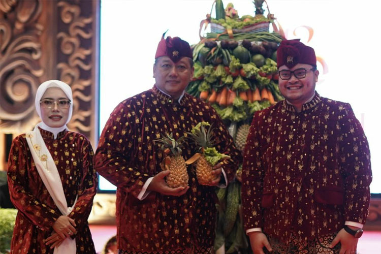 (ki-ka) Wakil Bupati Kediri Dewi Mariya Ulfa, Ketua DPRD kabupaten Kediri Dodi Purwanto dan Bupati Kediri Hanindhito Himawan Pramana mengenakan pakaian khas desain baru (FOTO; dok Pemkab Kediri)