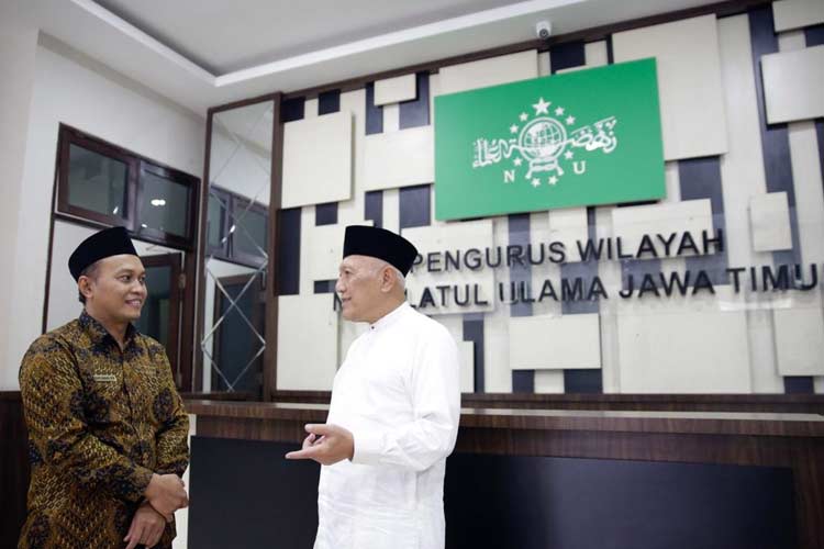 (kiri-kanan) Kepala Kantor Wilayah Direktorat Jenderal Pajak Jawa Timur I (Kanwil DJP Jatim I) Sigit Danang Joyo bersama Gus Kikin di Kantor PWNU Jatim, Jalan Masjid Al Akbar Timur 9 Surabaya.(Dok.DJP Jatim I)