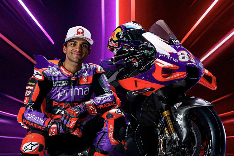 Pembalap Prima Pramac Jorge Martin berpose dengan motor Ducati Desmosedici GP24 yang akan menjadi tunggangannya untuk menghadapi MotoGP musim 2024. (Foto: MotoGP, Prima Pramac)