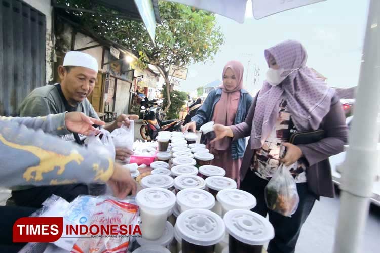 Masyarakat saat berburu takjil di Kampung Madinah, Desa Temboro, Kecamatan Karas, Kabupaten Magetan. (Foto: Aditya Candra/TIMES Indonesia)