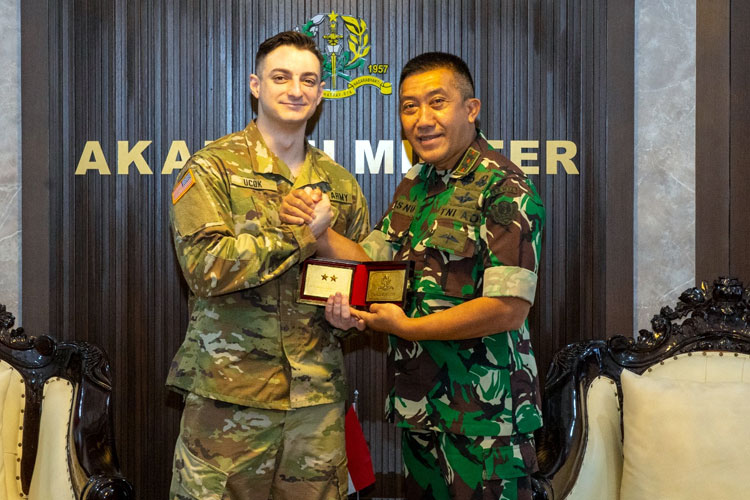 Mayjen TNI R. Sidharta Wisnu Graha, S.E. bersama Cadet Captain Erden Ucok, sesaat setelah penyambutan kedatangannya. (FOTO: Hermanto/ TIMES Indonesia)