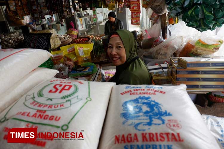 Pedagang beras di Pacitan tersenyum lebar. (FOTO: Yusuf Arifai/TIMES Indonesia) 