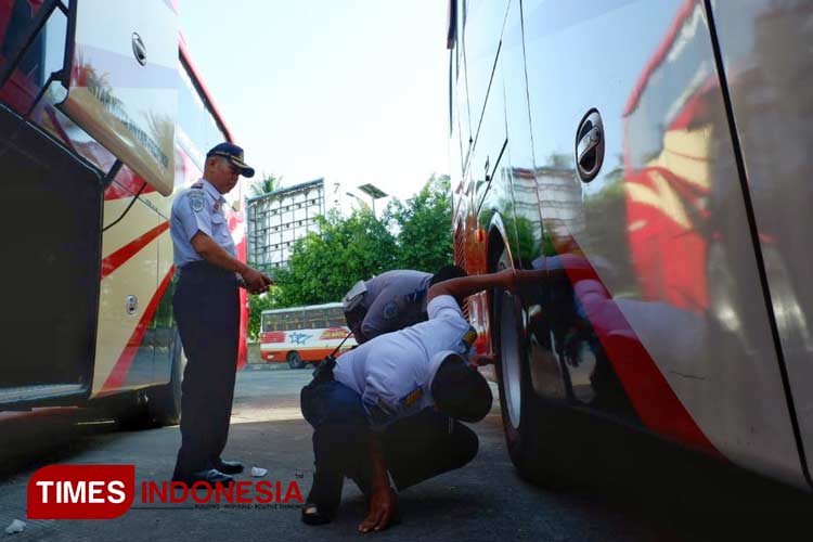 Pengecekan kesehatan bus di Terminal Pacitan menjelang lebaran 2024.(FOTO: Yusuf Arifai/TIMES Indonesia)
