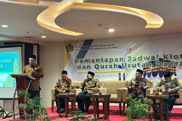 Pemantapan jadwal kloter haji tahun 1445 Hijriah/2024 di Hotel Best Western Papilio Surabaya, Minggu (24/3/2024) kemarin. (FOTO: Dok. Kemenag Jatim)