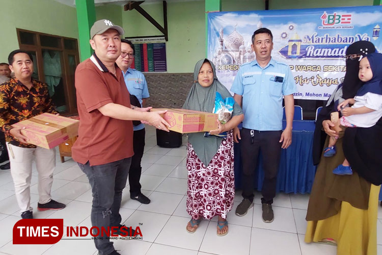 Tekan Harga Menjelang Idul Fitri, PT BJB Probolinggo Bagikan 3,6 Ton Beras