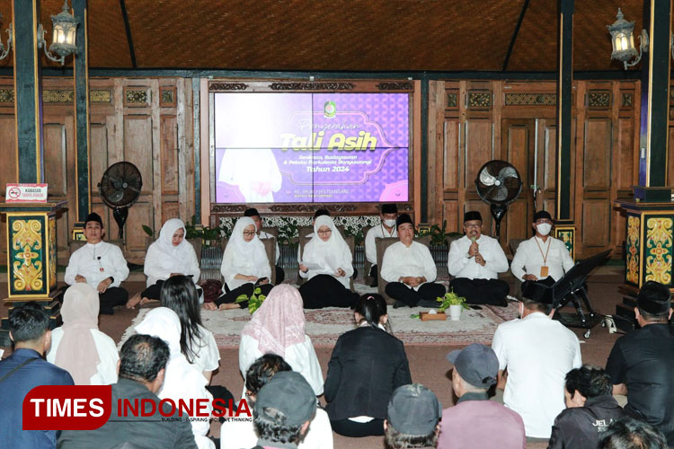 Suasana saat penyaluran bantuan tali asih kepada 100 Seniman, Budayawan dan Pelaku wisata oleh Pemkab Banyuwangi di plinggihan Disbudpar. (FOTO: Anggara Cahya/TIMES Indonesia)