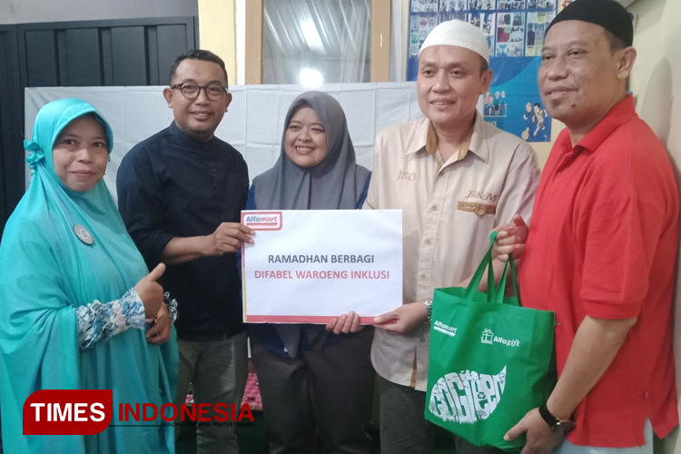 Penyerahan bantuan bingkisan Ramadan secara simbolis oleh M Faruq Asrori, Regional Corcom Manager PT Sumber Alfaria Trijaya Tbk (kanan) kepada Afifah Setiani, Ketua Yayasan Disabilitas Waroeng Inklusi (kiri), Rabu (27/3/2024). (Foto: Hendarmono Al Si