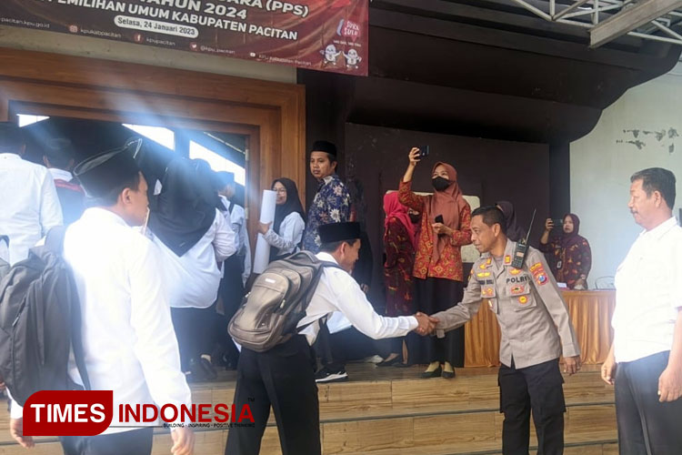 Badan Adhoc KPU Pacitan. (FOTO: Yusuf Arifai/TIMES Indonesia)
