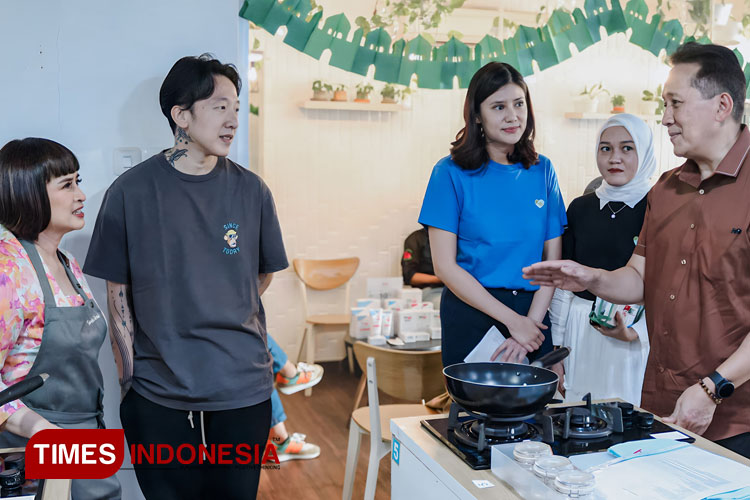 Dewan Pembina Lets Share Indonesia Triawan Munaf (kanan) bersama dr. Vallensia, dr. Bella dan Chef Santhi Serad (kiri). (FOTO: dok. Lets Share Indonesia for TIMES Indonesia)