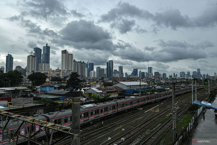 Awan tebal yang menyelimuti permukiman dan gedung bertingkat di Jakarta, Jumat (15/3/2024). BMKG mendeteksi tiga bibit siklon tropis yang akan memicu potensi cuaca ekstrem di Indonesia. (Foto: ANTARA FOTO/Muhammad Adimaja)