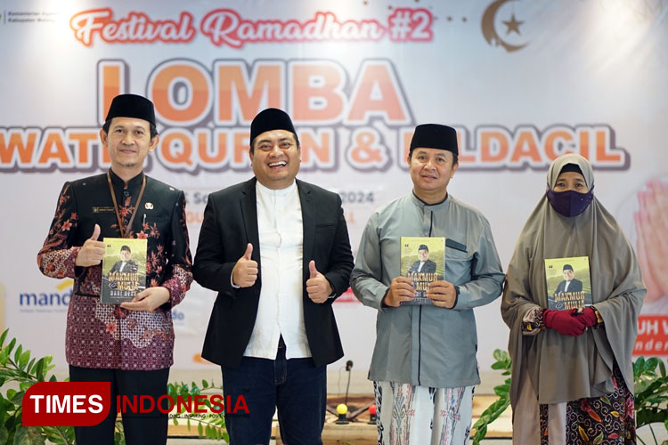 Founder RSU Wajak Husada, sekaligus pendiri Puguh Foundation, Puguh Wiji Pamungkas (pakai jas), di sela acara ajang final Festival Ramadhan ke-2 RSU Wajak Husada, di Hall RSU Wajak Husada, Rabu (27/3/2024). (Foto: Amin/TIMES Indonesia)