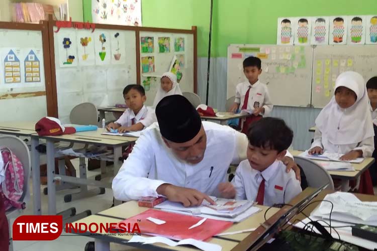 Kepala Dinas Pendidikan Kota Batu, M Chori saat menyapa para siswa SD dan SMP Satu Atap Gunungsari. (Muhammad Dhani Rahman/TIMES Indonesia)