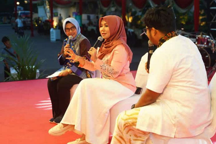 Ning Lia saat mengisi talkshow jelang berbuka puasa tentang parenting 'tontonan sehat' pasca viral film Kiblat, di Balai Kota Surabaya (FOTO: dok Ning Lia)