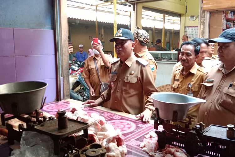 Pj Bupati Probolinggo, Ugas Irwanto saat mengunjungi Pasar Semampir. (Foto: Dokumen/TIMES Indonesia)
