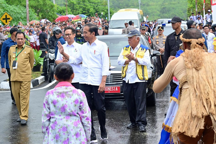 Presiden RI Jokowi didampingi Menteri PUPR RI Basuki Hadimuljono meresmikan perbaikan 15 ruas jalan Inpres Jalan Daerah (IJD) Sulteng di ruas Jalan Dalam Kota Salakan Kepulauan Banggai, Selasa (26/3/2024).  (FOTO: Biro Komunikasi Publik Kementerian