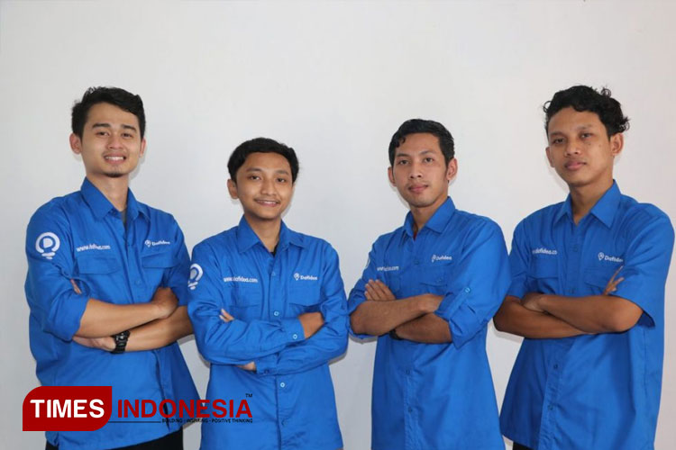 Enggal bersama rekannya, alumni Polije yang sukses dirikan perusahaan startup IT. (FOTO: AJP TIMES Indonesia)