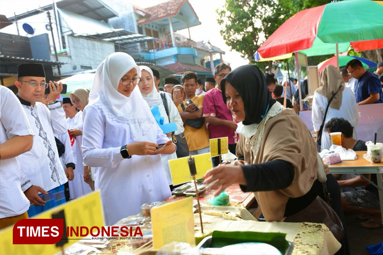 Bupati Ipuk saat mengunjungi salah satu lokasi festival Ngerandu Buko, Banyuwangi. (FOTO: Laila Yasmin/TIMES Indonesia)