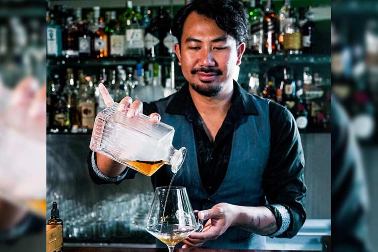 Salah satu bartender yang akan unjuk kemampuan imajinatif mereka dalam menghasilkan minuman sustainable cocktails. (Foto: Syrco Base for Times Indonesia)