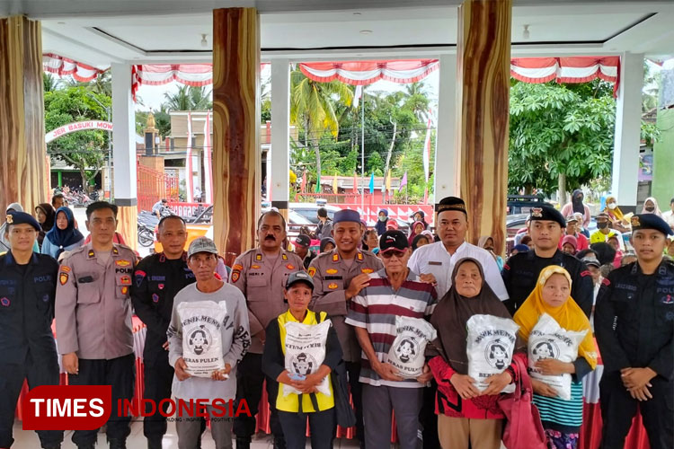 Direktorat Pengamanan Objek Vital Nasional menyerahkan paket sembako kepada warga sekitar tambang emas PT Bumi Suksesindo. (FOTO: Syamsul Arifin/TIMES Indonesia)