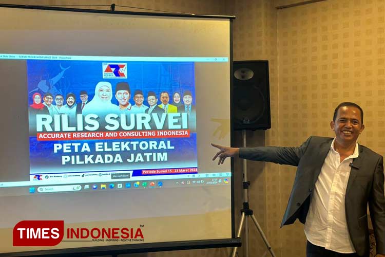 Direktur ARCI Baihaki Sirajt saat rilis hasil survei Pilkada Jatim di Hotel Elmi Surabaya, Rabu (27/3/2024) malam.(Foto : Lely Yuana/TIMES Indonesia)