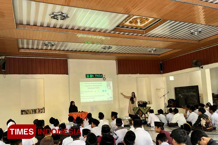 Diskusi Santri di Pondok Pesantren (Ponpes) Falahul Muhibbin, Dusun Gendong, Desa Watugaluh, Kecamatan Diwek, Kabupaten Jombang Bersama Komnas PA Jombang. (FOTO: Rohmadi/TIMES Indonesia)