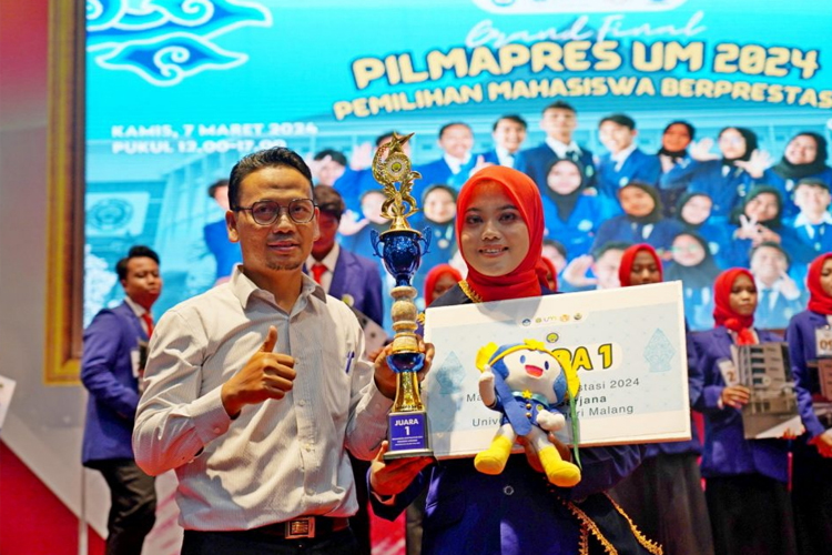 Fina Kharisma saat menerima penghargaan sebagai juara 1 Pilmapres UM 2024. (Foto: Humas UM).
