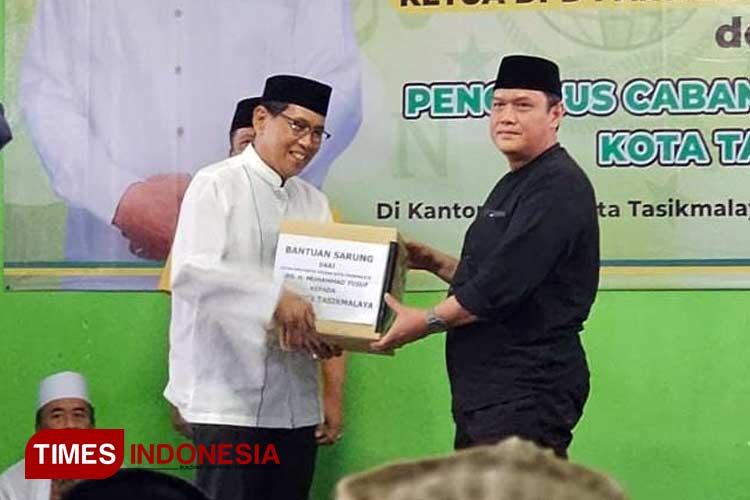 H.Muhammad Yusuf (HMY) saat berjabat tangan dengan Pengurus Cabang Nahdatul Ulama (PCNU) Kota Tasikmalaya. (FOTO: Harniwan Obech/TIMES Indonesia)