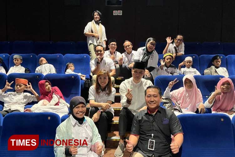 Anak-anak panti asuhan nobar bersama Pengurus IHGMA Chapter Jatim di Cinema XXI Ciputra Wold Surabaya, Kamis (28/3/2024). (Foto: Lely Yuana/TIMES Indonesia)