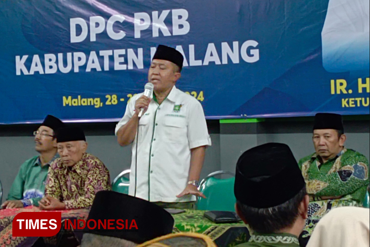Ketua DPC PKB Kabupaten Malang, Ir. H. Kholiq, MAP (berdiri), saat acara konsolidasi kader bersama PAC PKB se Kabupaten Malang, di Kepanjen, Kamis (28/3/2024). (Foto Amin/TIMES Indonesia). 