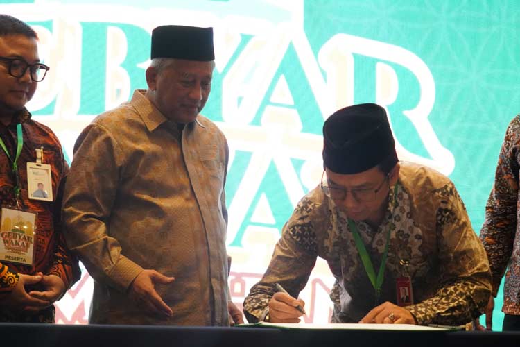 Direktur Keuangan, Treasury & Global Services bankjatim Edi Masrianto dan Ketua Badan Wakaf Indonesia Prof. Muhammad Nuh menandatangani Letter Of Intent (LOI) kolaborasi pada Rabu (27/3/2024)  (foto: bank jatim)
