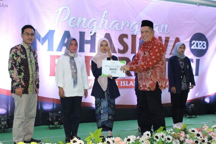Penyerahan Piagam Penghargaan Mahasiswa Berprestasi tahun 2023 oleh Rektor Universitas Islam Lamongan, Kamis, (28/3/2024). (FOTO: AJP TIMES Indonesia)