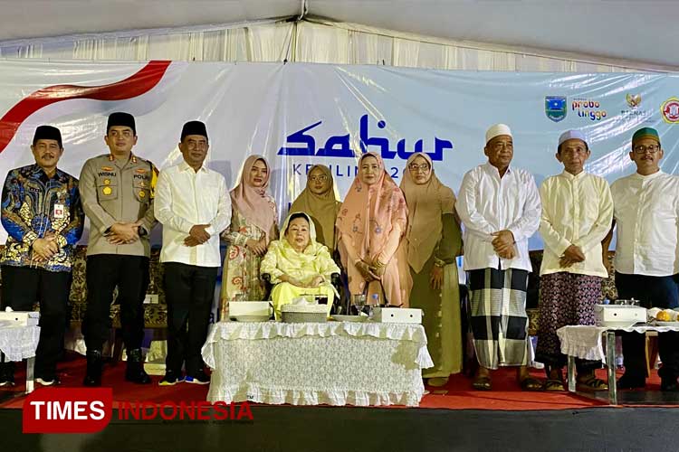 Istri Presiden Ke-4 Buka Bersama ASN Pemkab Probolinggo dan Ribuan Warga dengan...