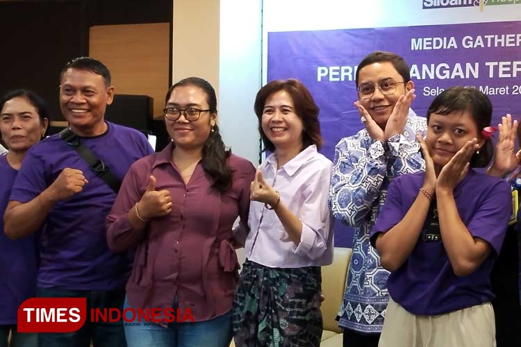 Siloam Hospitals bersama pasien epilepsi yang telah menjalani operasi saat memperingati Purple Day. (Foto: Susi/TIMES Indonesia)