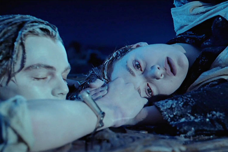 Adegan Jack dan Rose yang mengapung menggunakan papan kayu dalam film Titanic (FOTO: Imdb.com)