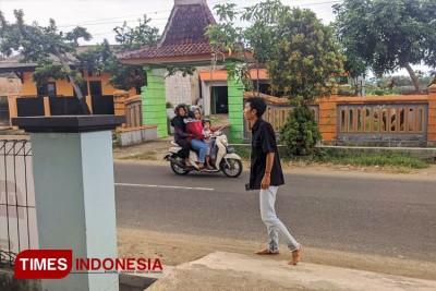 Warga Pacitan membersihkan puing-puing gempa