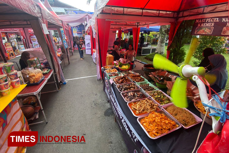 Suasana pasar takjil dan pangan murah di Bakorwil III Malang. (FOTO: Rizky Kurniawan Pratama/TIMES Indonesia)