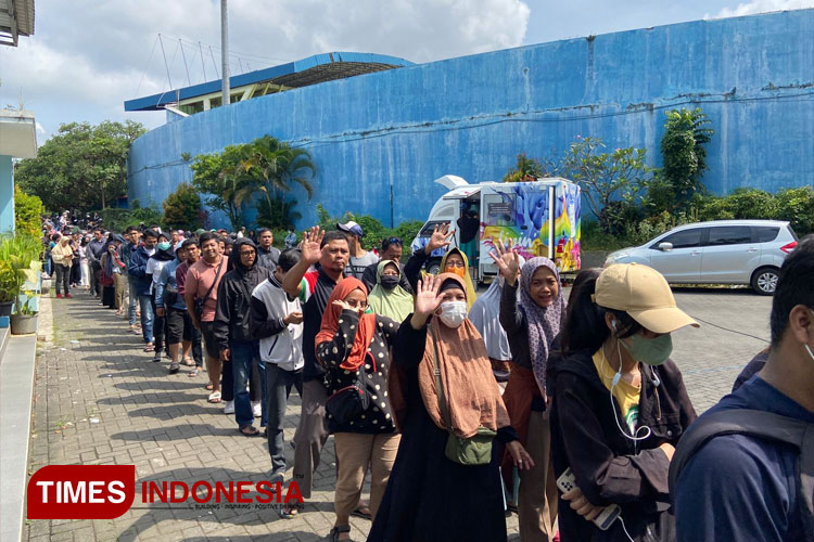 Suasana antrean penukaran uang jelang Lebaran di Gedung Kartini, Kota Malang. (FOTO: Rizky Kurniawan Pratama/TIMES Indonesia)