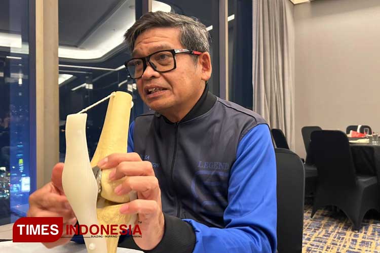 Dato Dr Badrul Shah Badaruddin, konsultan ortopedik, arteoplasti dan ahli bedah sukan dari ALTY Hospital  Kuala Lumpur saat memaparkan proses terjadinya peradangan pada lutut di Surabaya, Kamis (28/3/2024) malam. (Foto: Lely Yuana/TIMES Indonesia)
