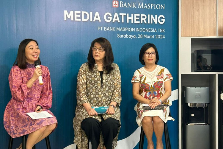 (kiri-kanan) Kasemsri Charoensiddhi, President Director Bank Maspion, Theresia Endah Winarni (Business Director) dan Iis Herijati (Operational Director) saat paparan di Kantor Pusat Pakuwon Tower, Tunjungan Plaza Surabaya, Kamis (28/3/2024).