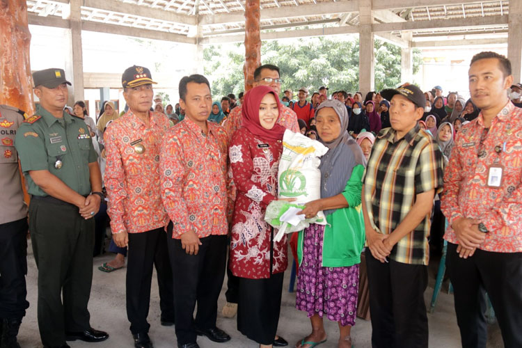 Bupati Mojokerto Salurkan Bantuan Pangan untuk 642 Keluarga Prasejahtera