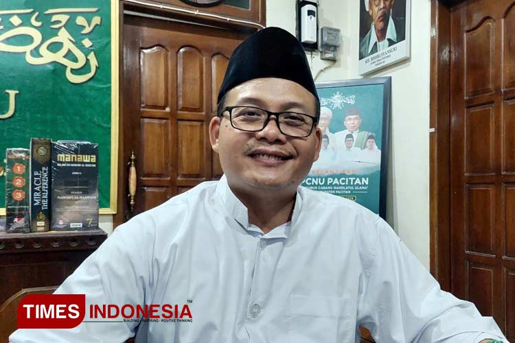 Ketua PCNU Pacitan, KH Sutrisno saat mengajak umat Islam memetik hikmah Nuzulul Quran. (FOTO: Yusuf Arifai/TIMES Indonesia) 
