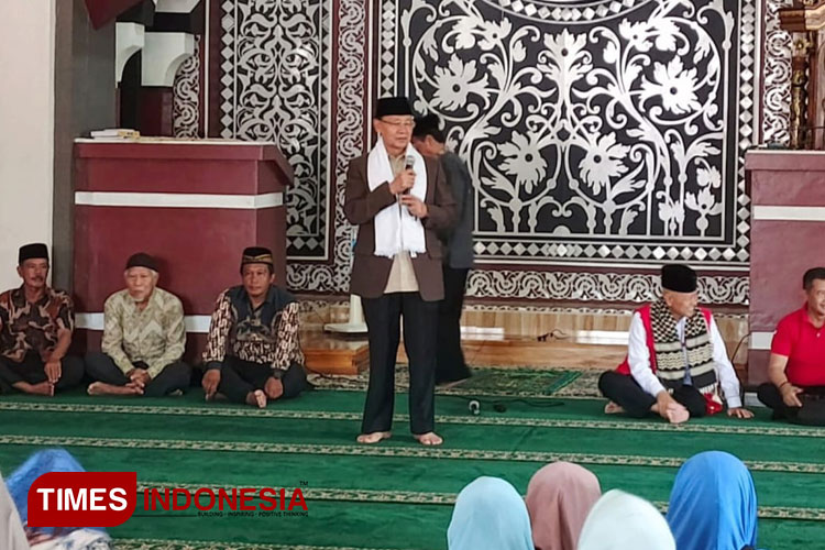 Tokoh masyarakat Kabupaten Majalengka, H. Karna Sobahi melakukan kegiatan Safari Ramadan. (FOTO: Hendri Firmansyah/TIMES Indonesia)