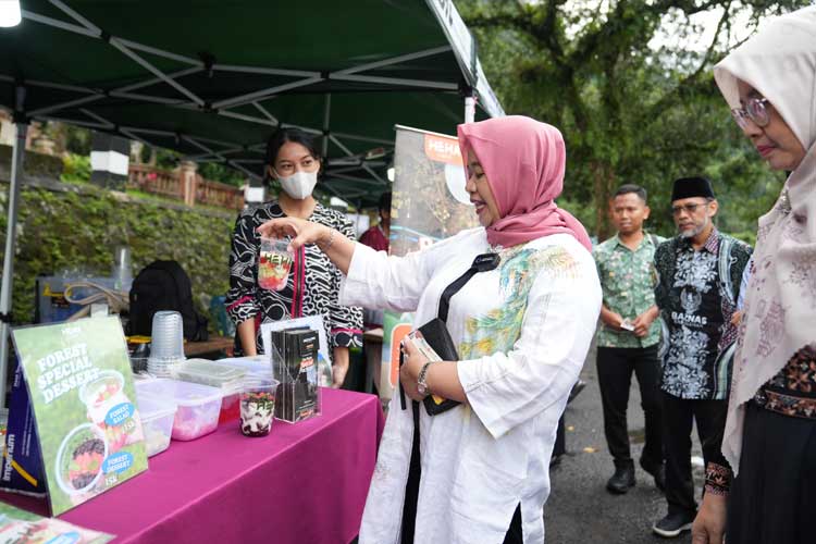 Wisatawan Asyik Ngabuburit Berburu Takjil di Kawasan Wisata Kaliurang