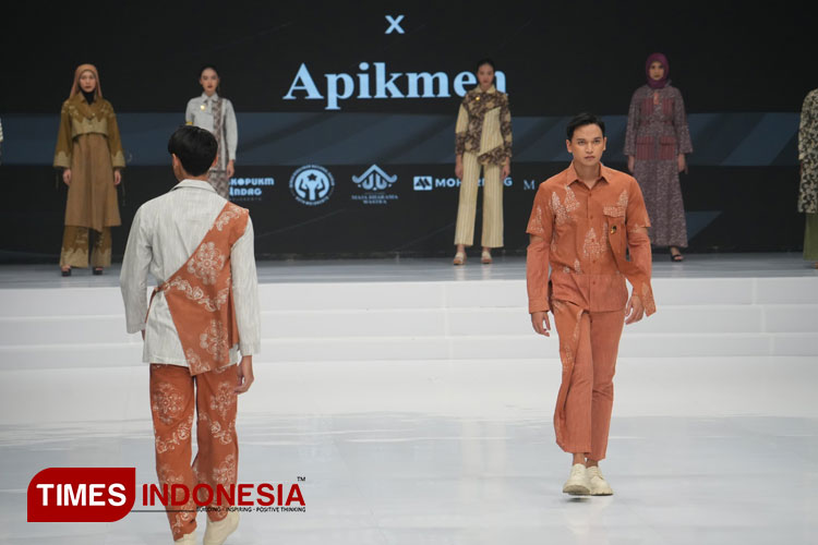 Batik Kota Mojokerto Tampil di Indonesia Fashion Week 2024