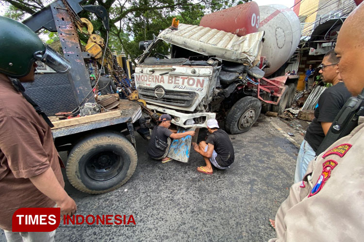Berhasil Dievakuasi, Polisi Ungkap Penyebab Truk Molen Tabrak Tiang Hingga Rumah Warga di Kota Malang